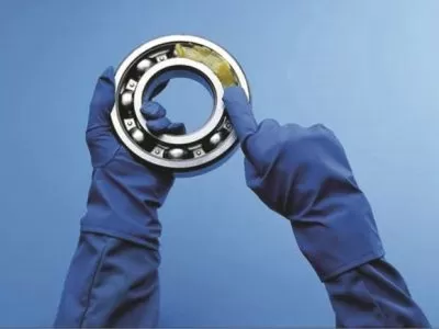 Graxa de silicone sendo aplicada em um rolamento