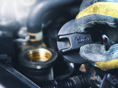 Graxas automotivas: mecânico mostrando tampa de óleo do carro