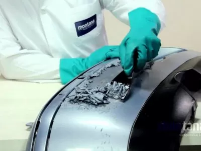 profissional aplicando decapante de tinta em parachoque