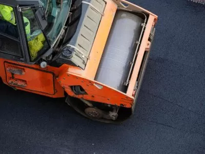 Máquina passando a graxa asfáltica