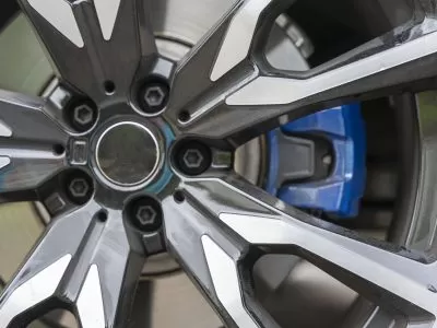 graxa para freio: roda do carro
